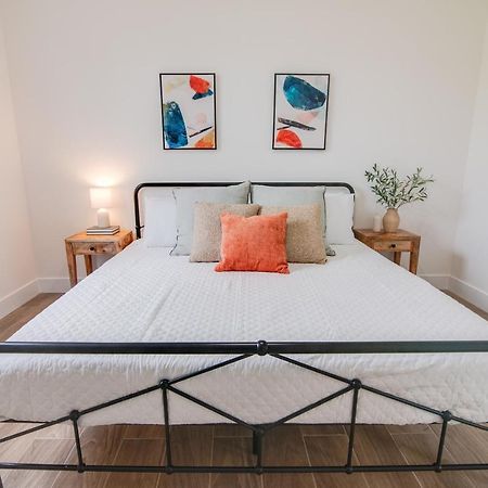 Private Cottage - King Beds, Brand New, Near Beach, Golfing, Shopping & Restaurants レイク・ワース エクステリア 写真