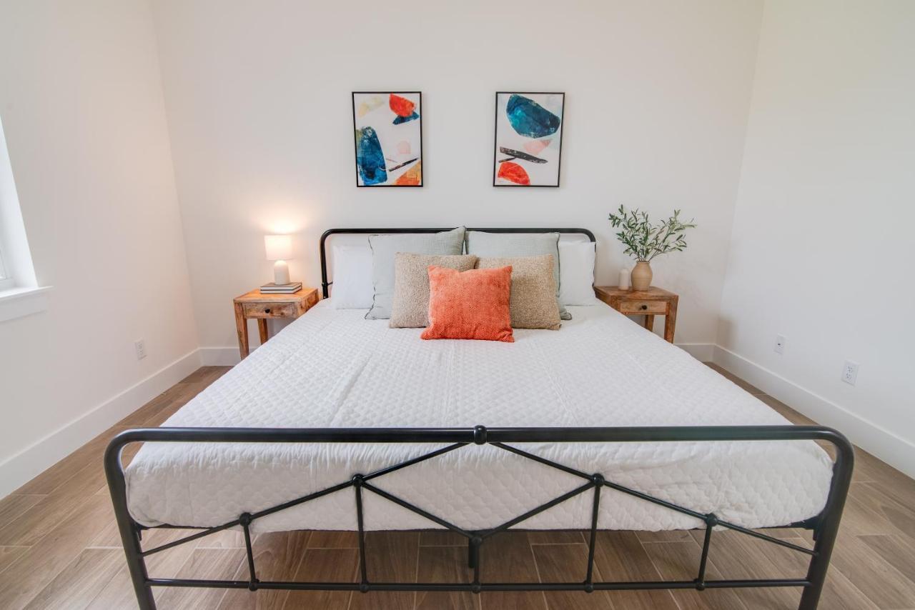 Private Cottage - King Beds, Brand New, Near Beach, Golfing, Shopping & Restaurants レイク・ワース エクステリア 写真
